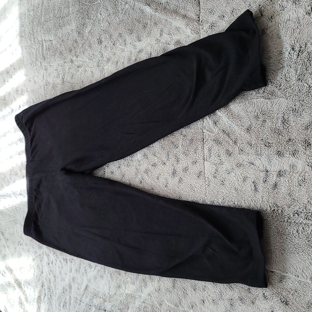 Old Navy Capri length leggings with crisscross hem.